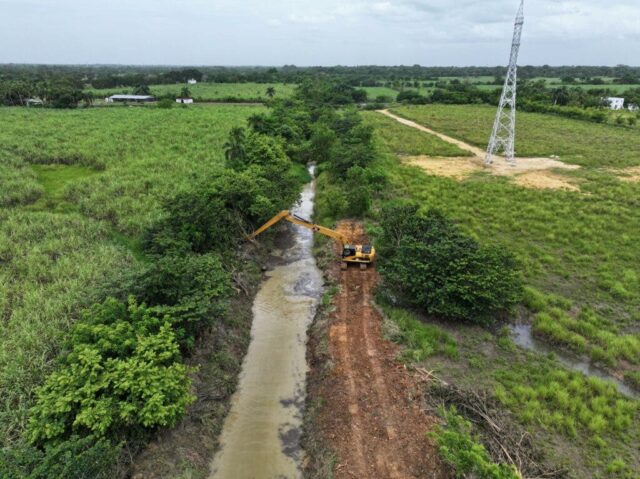 INDRHI interviene en los canales y drenaje del sistema de riego Yabacao, en Bayaguana

