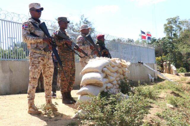 Los militares seguirán vigilando y patrullando la frontera tras la llegada de kenianos a Haití


